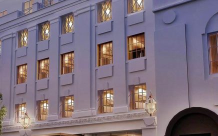 Fachada do The Beaumont Hotel da Corbin & King