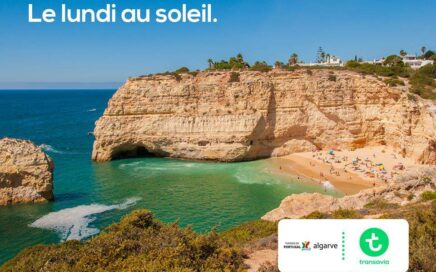 Praia do Algarve em publicidade da low cost Transavia à rota de Faro