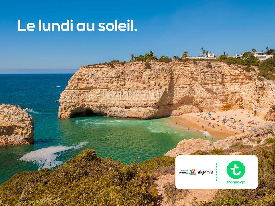 Praia do Algarve em publicidade da low cost Transavia à rota de Faro