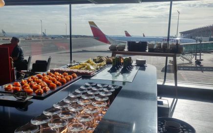 Zona buffet do Lounge Velázquez da Iberia no aeroporto de Madrid
