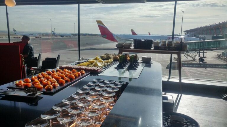 Zona buffet do Lounge Velázquez da Iberia no aeroporto de Madrid