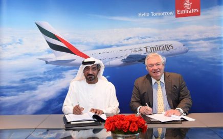 Assinatura do acordo para compra de 36 aviões A380 para a Emirates