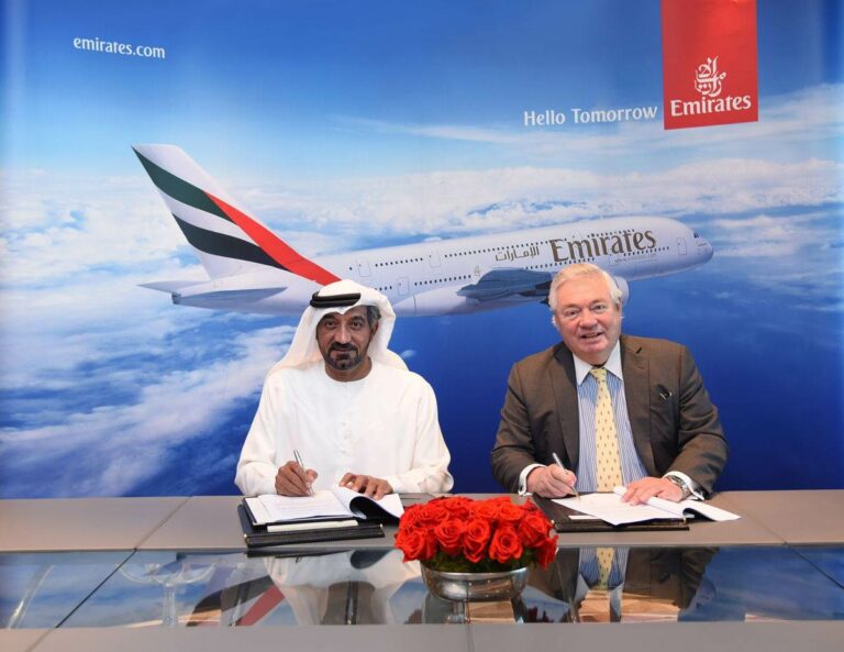 Assinatura do acordo para compra de 36 aviões A380 para a Emirates