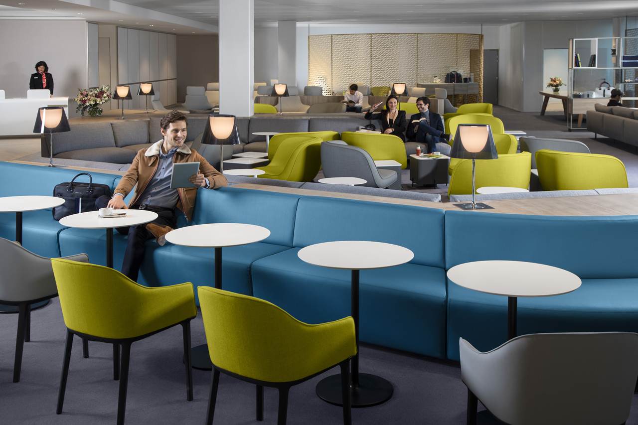Zona de estar Space do Lounge da Air France no aeroporto Paris CDG