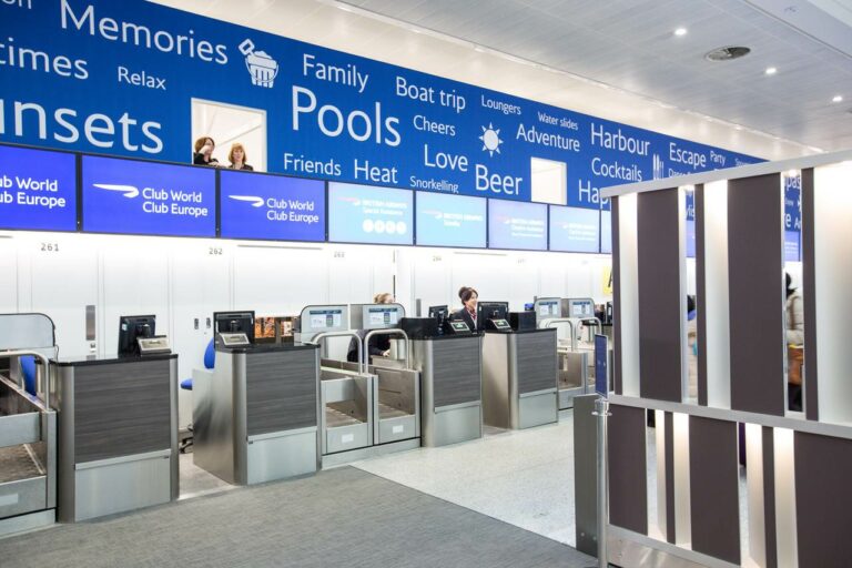 Balcões de check-in da British Airways no aeroporto Londres Gatwick