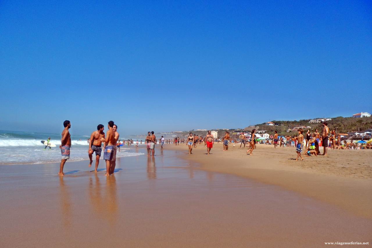 Na beira-mar da parte central na praia Grande em Portugal