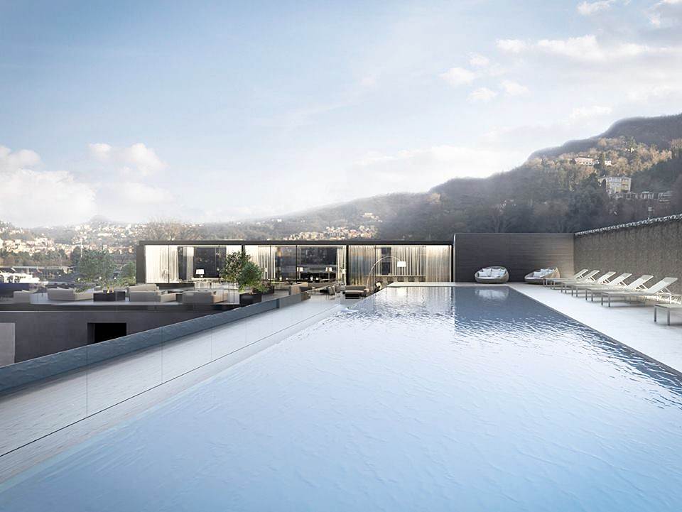 Piscina infinita no terraço do hotel Hilton Lake Como em Itália