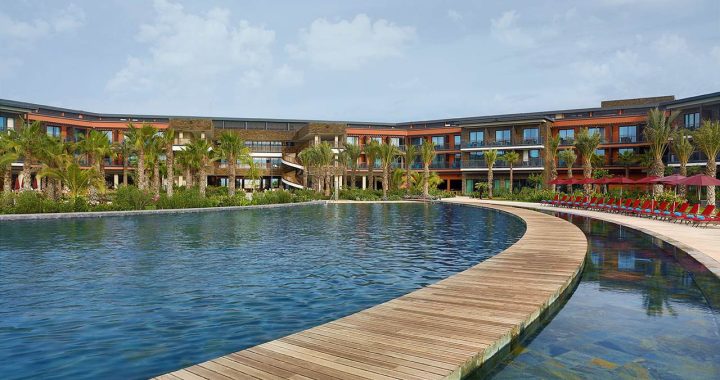 Piscina e jardins do Hilton Sal Cabo Verde Resort