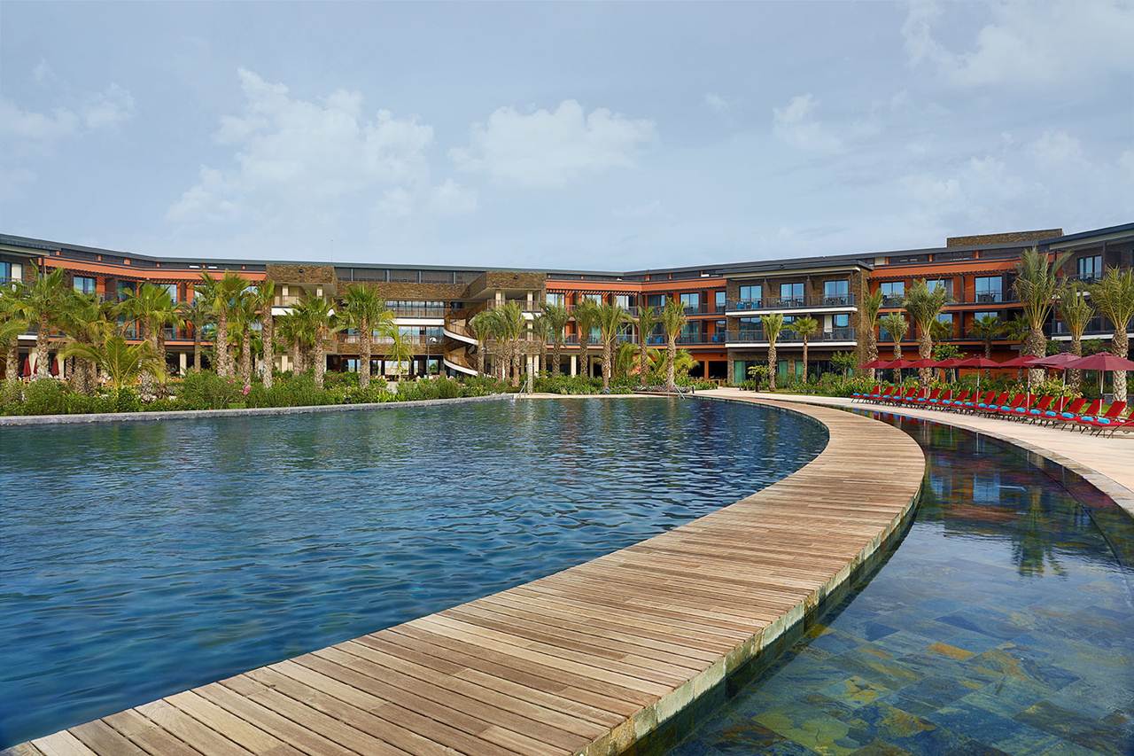 Piscina e jardins do hotel Hilton Cabo Verde Sal Resort