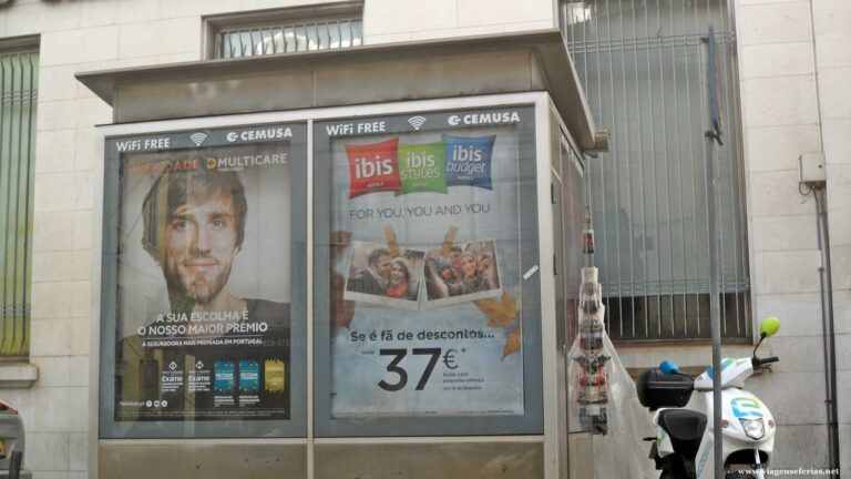 Campanha de promoções da ibis num painel publicitário em Portugal