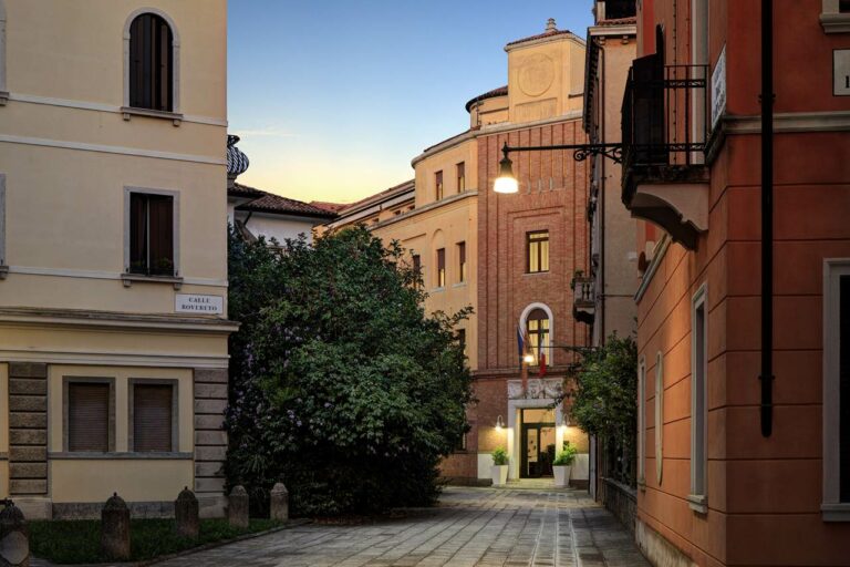 Convento que vai ser o hotel Indigo em Veneza