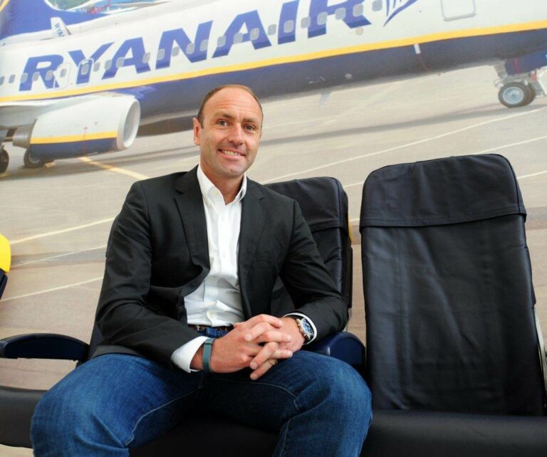 Kenny Jacobs da companhia aérea low cost a apresentar o Ryanair Travel Credit