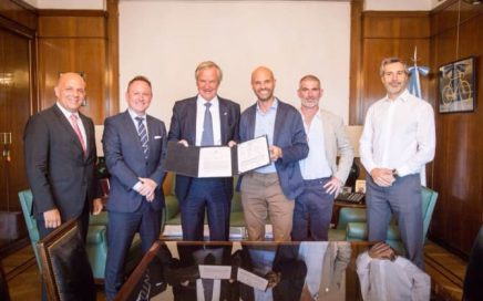 CEO da Norwegian e ministro dos Transportes da Argentina com o AOC