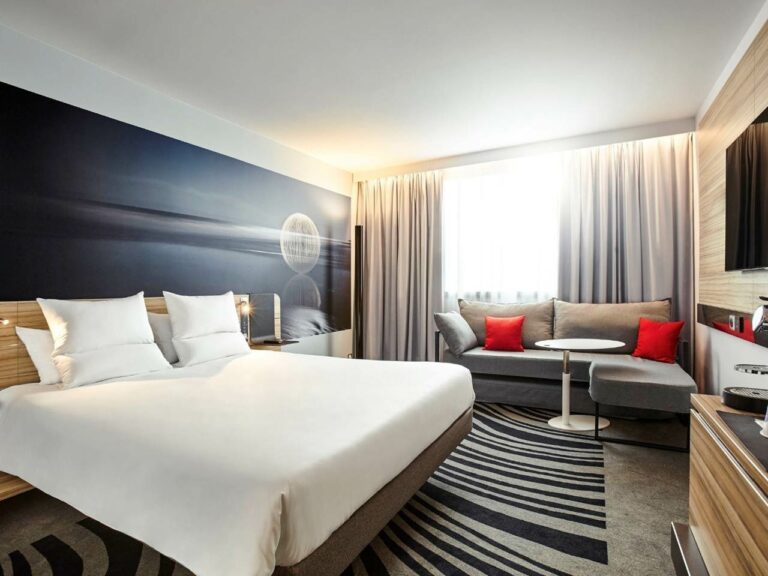 Quarto do hotel Novotel Charleroi na Bélgica