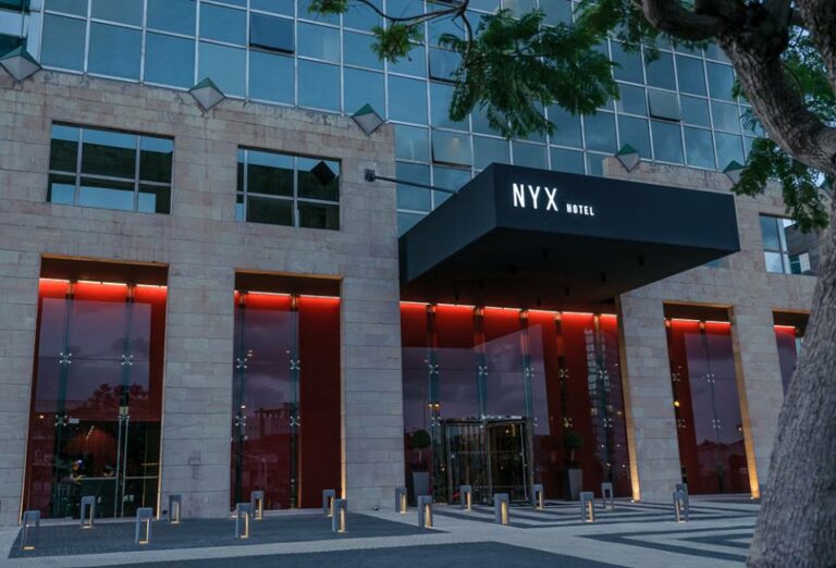 Entrada de um hotel NYX da Leonard Hotels