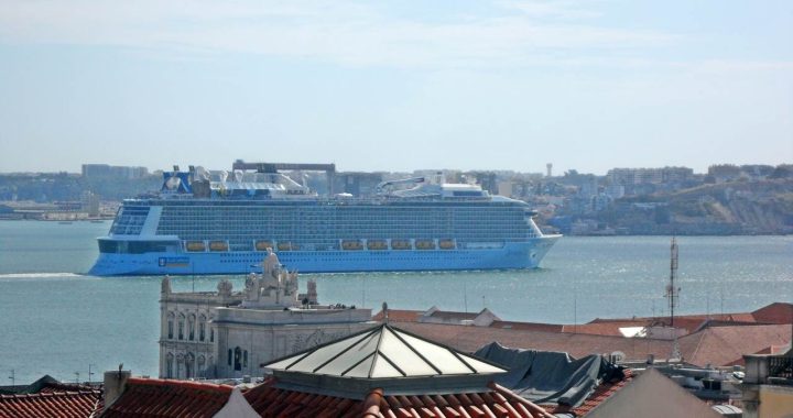 Navio da Royal Caribbean International Anthem of the Seas em Lisboa