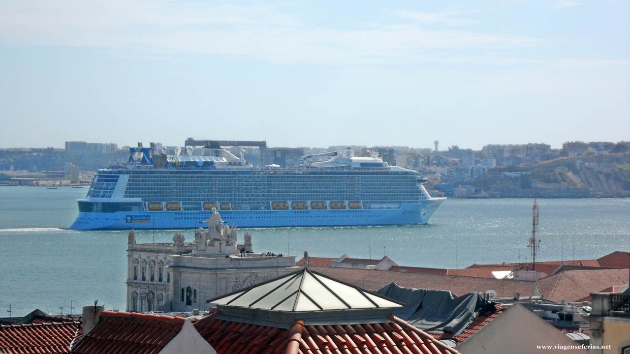 Navio da Royal Caribbean International Anthem of the Seas em Lisboa