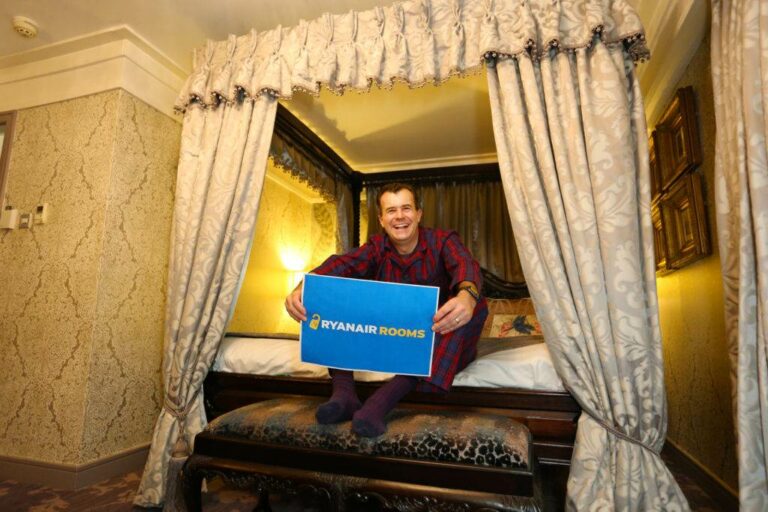 Greg O'Gorman da Ryanair a promover o "Ryanair Rooms Direct"