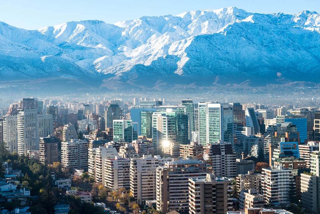 Panorâmica de Santiago do Chile para onde vai voar a Emirates