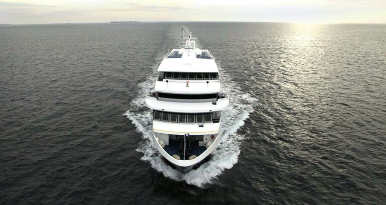 Navio de cruzeiro Ventus Australis visto de frente