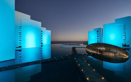 Arquitectura com iluminação nocturna do hotel Viceroy Los Cabos