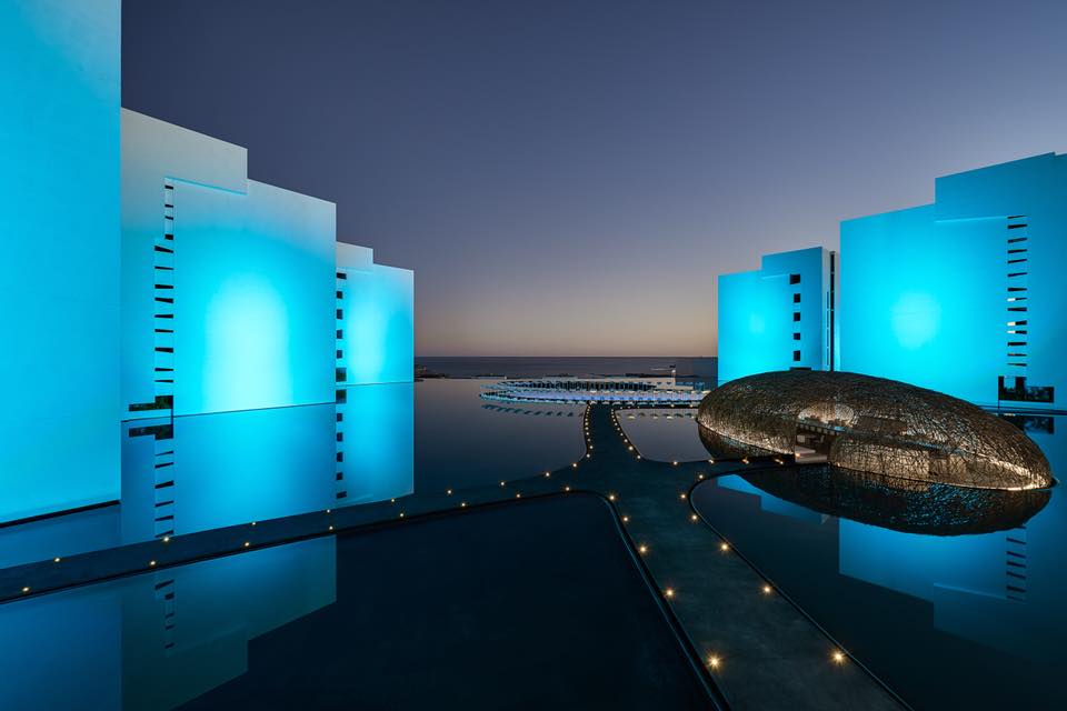 Arquitectura com iluminação nocturna do hotel Viceroy Los Cabos