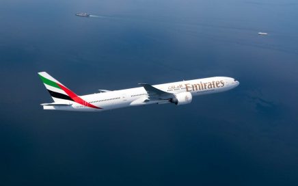Avião da Emirates em pleno voo entre Dubai e Lisboa