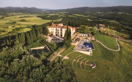 Vista aérea do hotel Belmond Castello di Casole na Toscânia em Itália