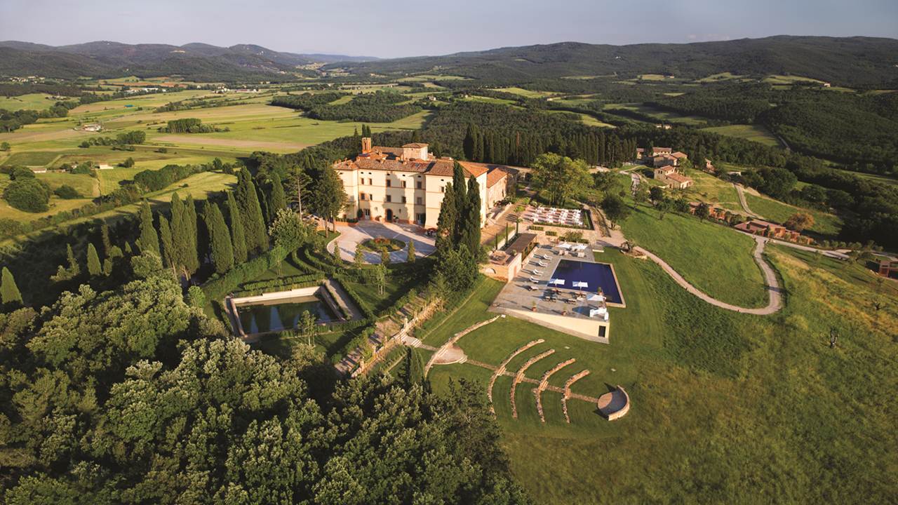 Vista aérea do hotel Belmond Castello di Casole na Toscânia em Itália