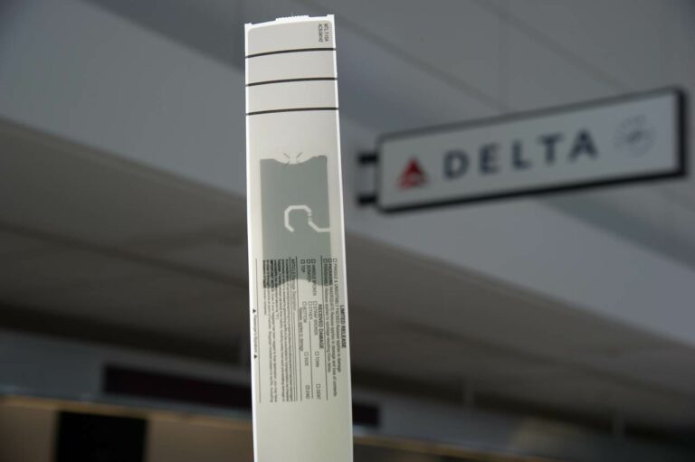 Etiqueta de bagagem da Delta Airline que permite acompanhar com o smartphone