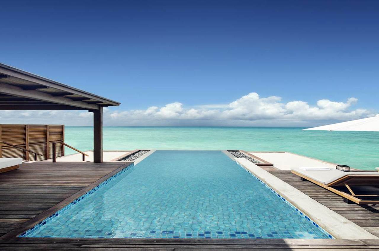 Vista da piscina infinita de uma das villas do Fairmont Maldivas