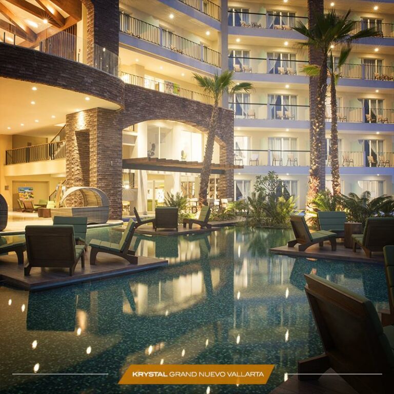Piscina e bar do hotel Krystal Grand Nuevo Vallarta no México
