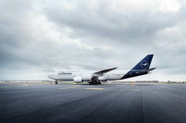 Boeing 747-8 da Lufthansa com a sua nova imagem de marca