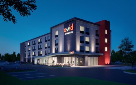 Modelo de um hotel avid Hotels durante o principio da noite