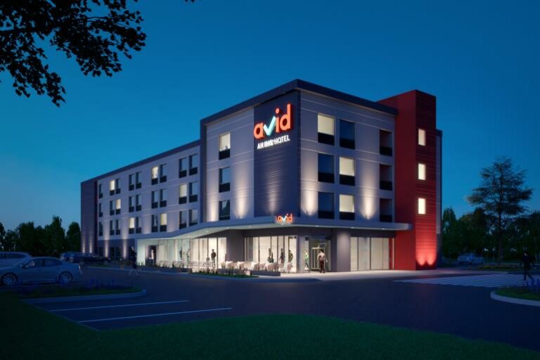 Modelo de um hotel avid Hotels durante o principio da noite