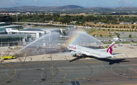 Avião B777 da Qatar Airways recebido em Canberra com jactos de água