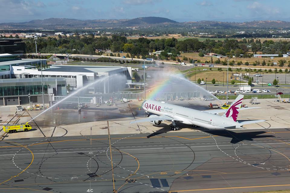 Avião B777 da Qatar Airways recebido em Canberra com jactos de água