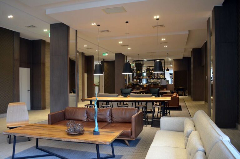 Lobby e bar do hotel Radisson Curicó no Chile