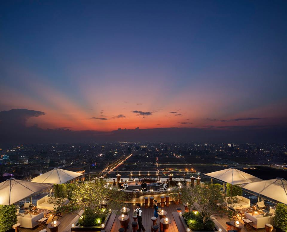 Terraço e vosta do hotel Rosewood Phnom Penh no Camboja
