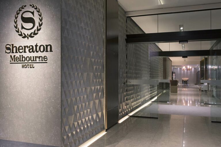Entrada do hotel Sheraton Melbourne comprado pela Qatar Airways