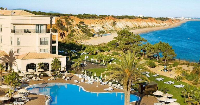 Piscina e jardim do hotel TUI Blue Falesia no Algarve