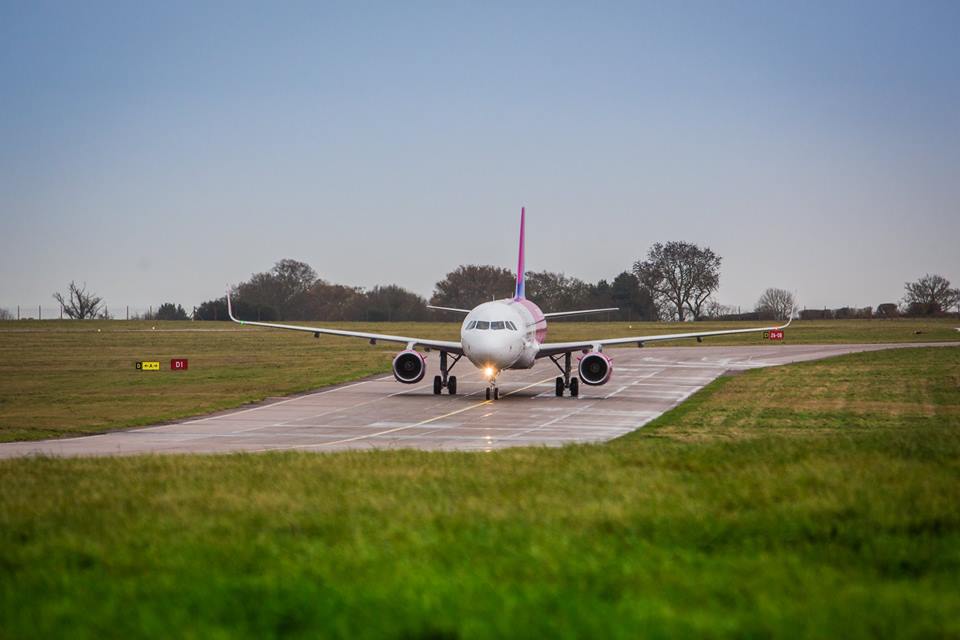 Aeronave da companhia aérea low cost Wizz Air no aeroporto de Londres Luton