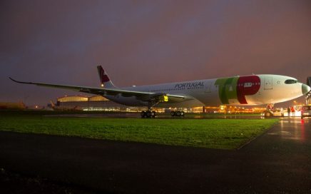Primeiro A330neo com as cores da TAP Air Portugal à saída da Airbus