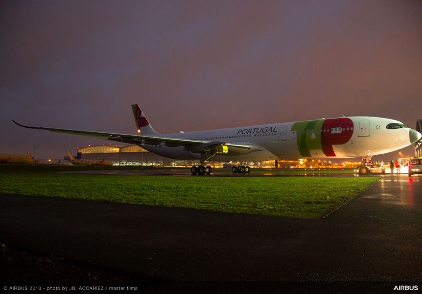 Primeiro A330neo com as cores da TAP Air Portugal à saída da Airbus