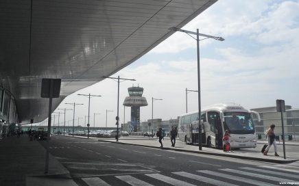 Passageiros a chegarem a um Terminal de partida de um aeroporto
