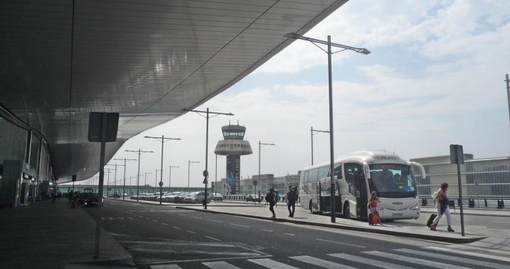 Passageiros a chegarem a um Terminal de partida de um aeroporto