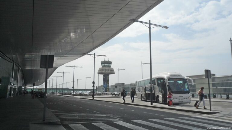 Passageiros a chegarem a um Terminal de partida de um aeroporto