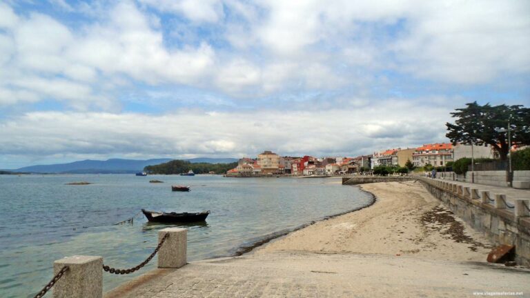 Praia de Santiago e povoação de Carril na Galiza em Espanha
