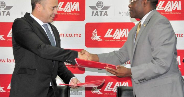 Presidentes da fastjet e Linhas Aéreas de Moçambique ao assinarem o acordo