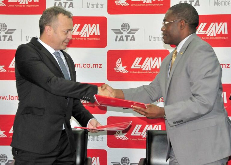 Presidentes da fastjet e Linhas Aéreas de Moçambique ao assinarem o acordo